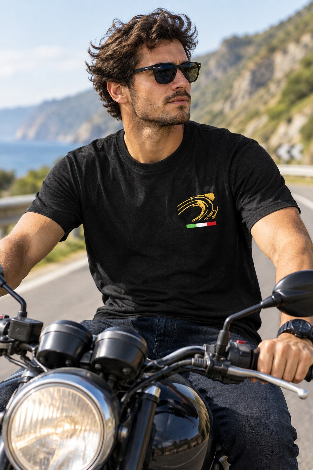 CURVE Tee uomo – fronte con ricamo curva dorata, bandiera italiana | KaleidoShop